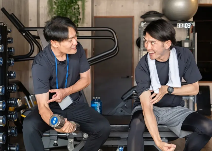 トレーニングをする二人の男性の画像