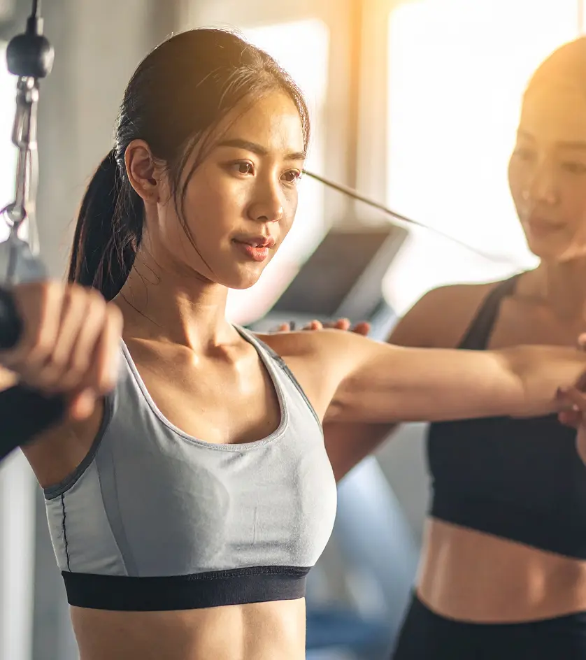 パーソナルトレーニングを受ける女性の画像